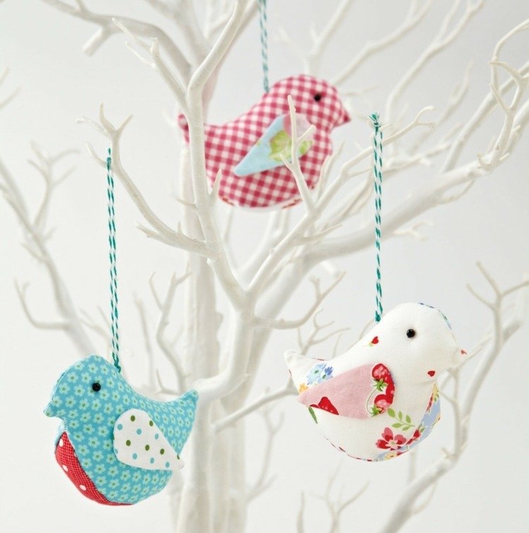 Páscoa-artesanato-com-crianças-pássaros-costura-tecido-Páscoa-árvore