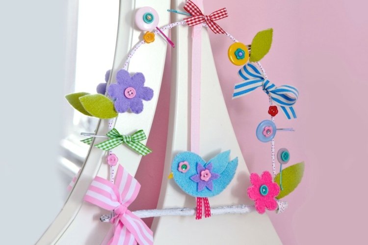 Páscoa-artesanato-com-as-crianças-decoração-primavera-pássaros-flores-guirlanda-feltro