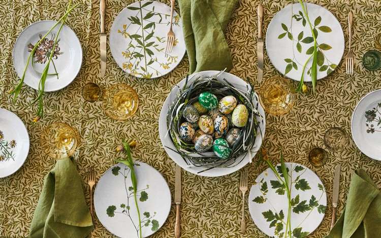 Decoração de mesa de primavera com ovos de Páscoa e flores frescas