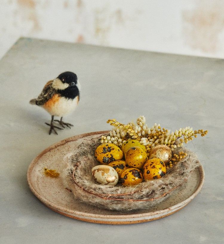 Ninho de pássaro com ovos de Páscoa são ideias para decorações de mesa para a Páscoa
