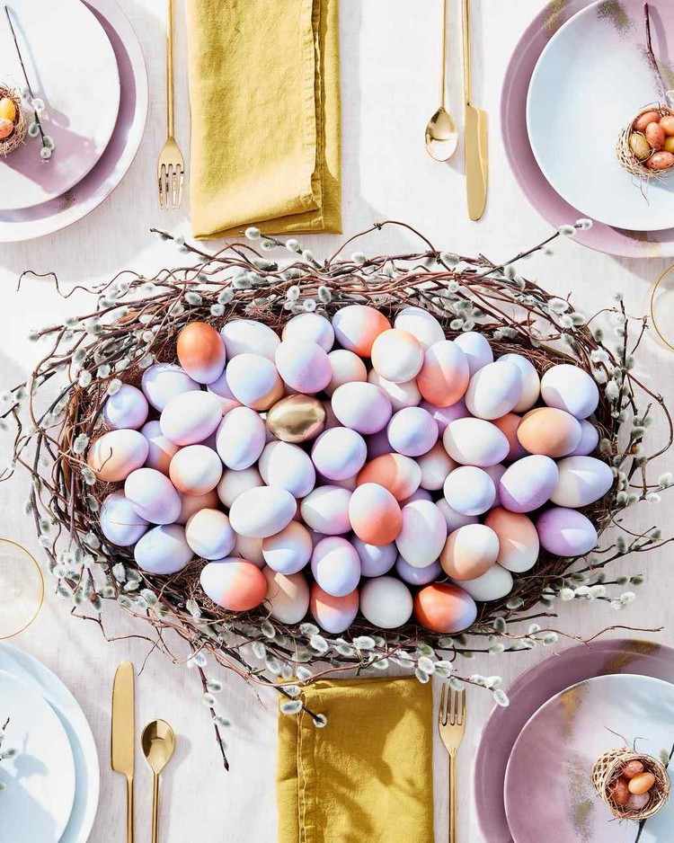 Idéias para decoração de mesa com ovos de Páscoa em uma cesta com salgueiro