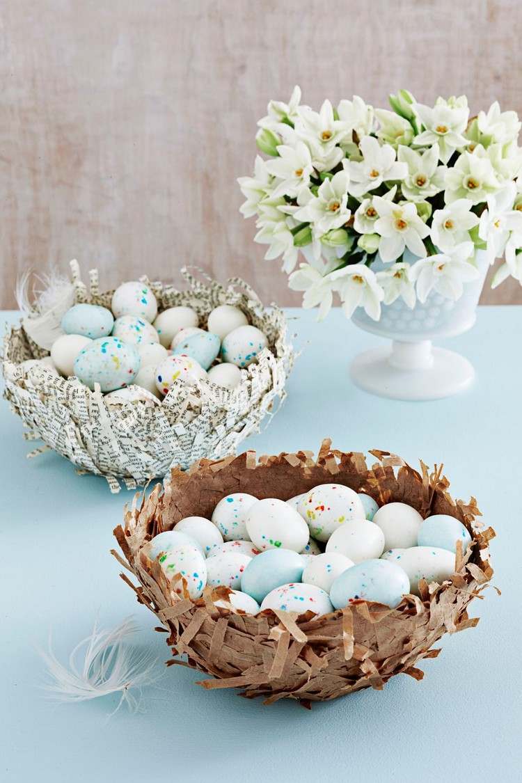 Decorações de Páscoa feitas de materiais naturais Encha a cesta de Páscoa com ovos de Páscoa e arrume as flores em um vaso