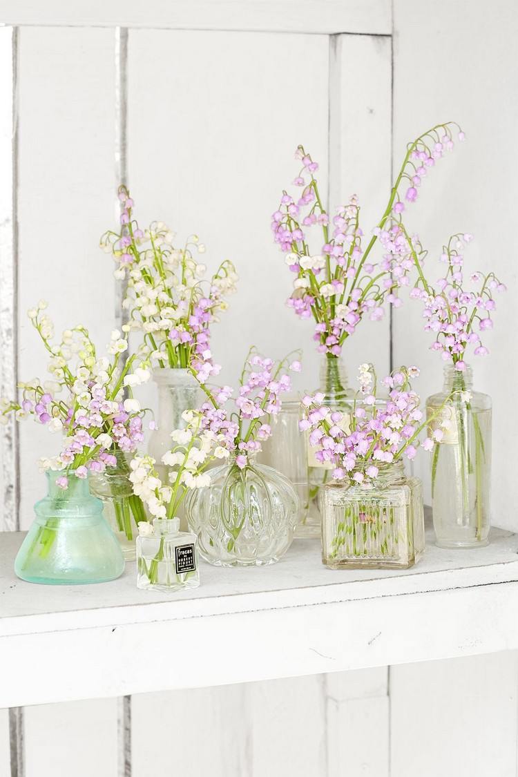 flores frescas em frascos de perfume Ideias de decoração de Páscoa para artesanato de adultos