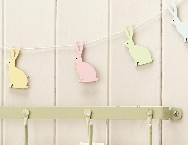 Páscoa decorando silhuetas de coelhinhos da Páscoa recortadas em papel