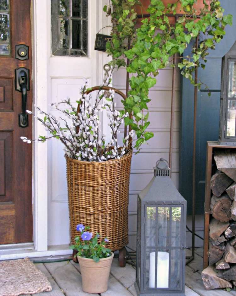 Decoração de primavera para exterior com cesto e ramos de salgueiro com salgueiro
