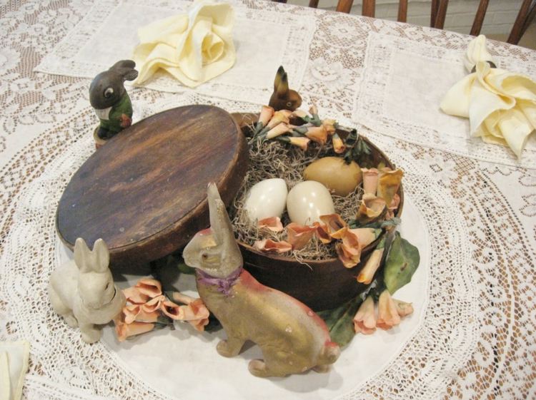 Caixa-nostálgica-feita-de-madeira-coelhos-e-ovos