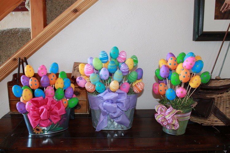 decoração de páscoa-mexer-idéias-buquê-plástico-ovos-palitos de madeira