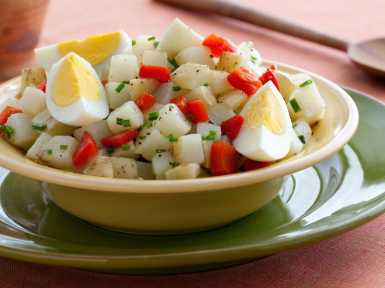 Ovos de Páscoa usam salada de batata, páprica, vinho branco, ideia