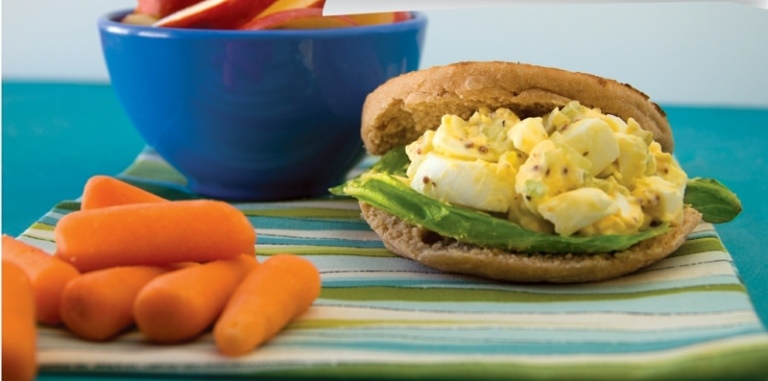 ovos de páscoa usam salada de cenoura integral com pão de forma