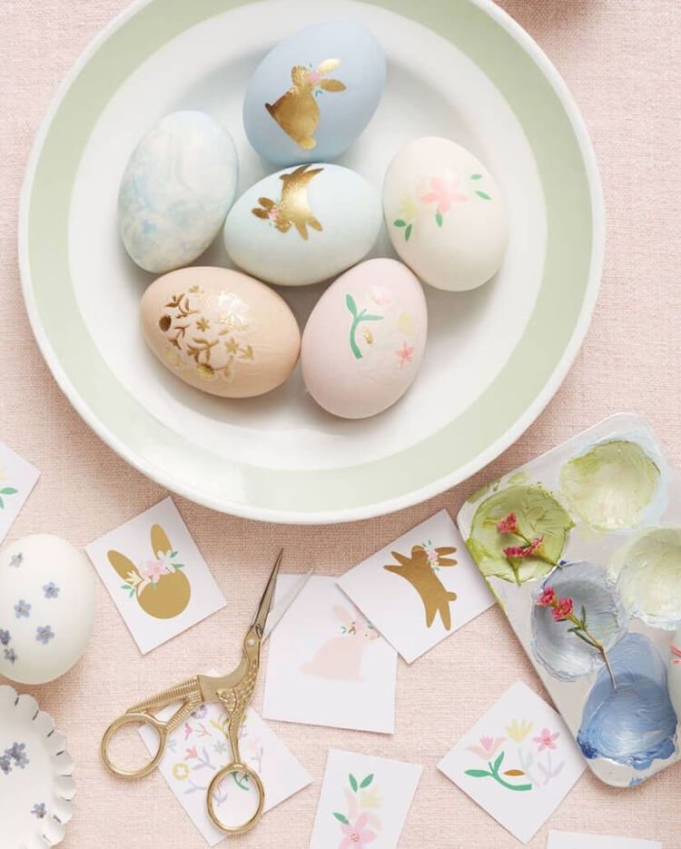 Presentes de Páscoa Os próprios adultos fazem ideias para a mãe, colorindo ovos de Páscoa e decorando-os com adesivos