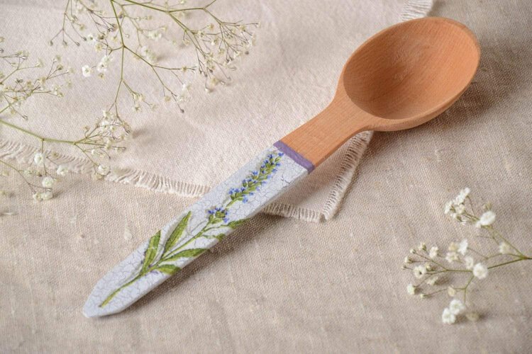 Idéias caseiras de presentes de Páscoa para a mãe decorar colheres com uma técnica de guardanapo