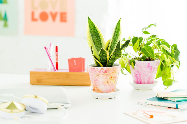 Ideias caseiras para presentes de Páscoa pintem o vaso de flores com aquarelas