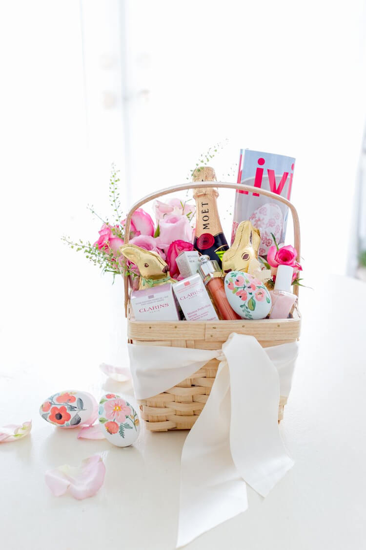 Idéias para presentes de Páscoa para adultos Encha a cesta de Páscoa para mamãe com flores, um coelhinho de chocolate e creme para as mãos