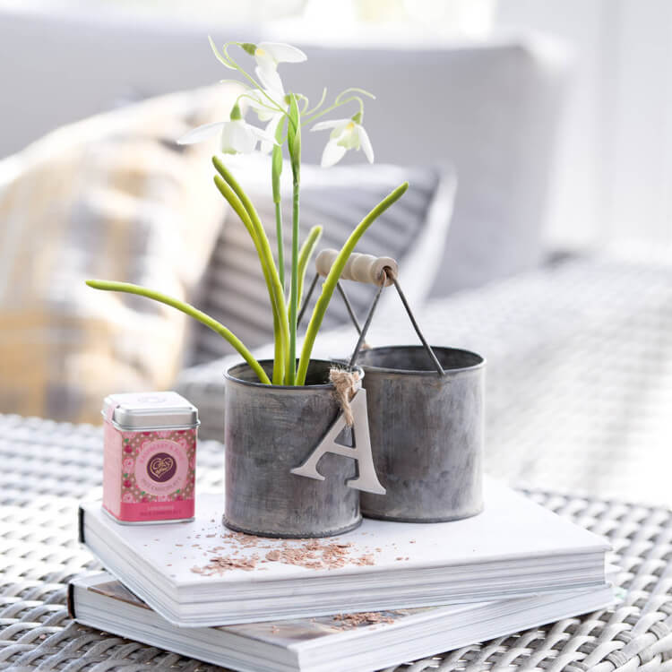 Idéias para presentes de Páscoa para adultos Vaso de flores feito de xícaras de metal velhas