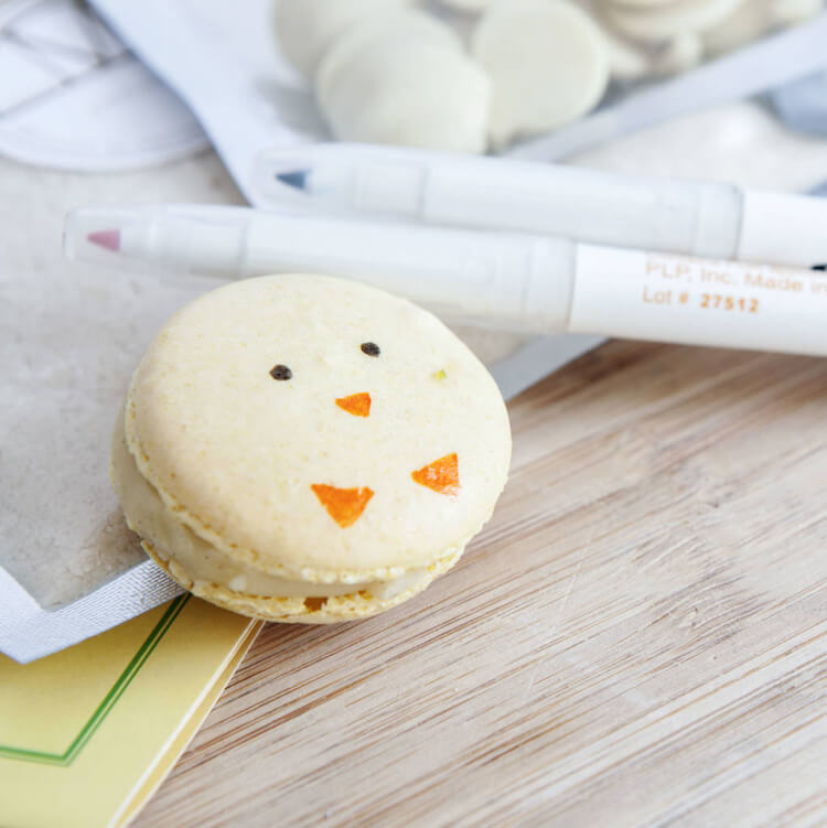 Pequenos presentes de Páscoa para pais, marcadores de corante alimentar e biscoitos