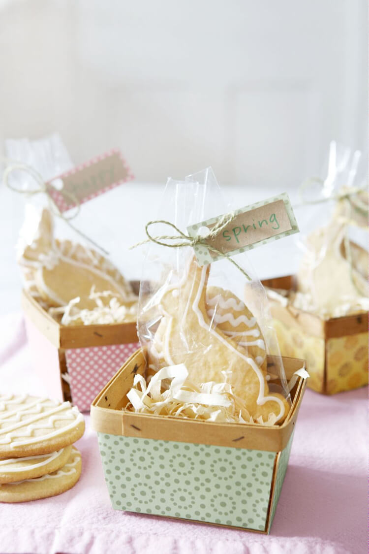 Ideias de presentes para crianças crescidas, assar biscoitos e colocá-los em cestas de Páscoa feitas por você mesmo