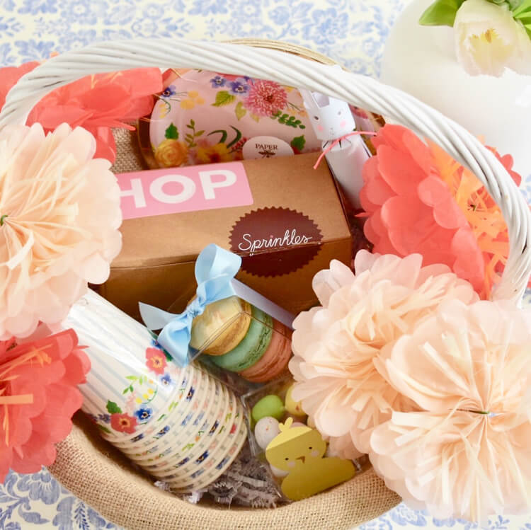 Ideias para presentes de Páscoa para fazer você mesmo com flores de tecido, biscoitos e perfumes