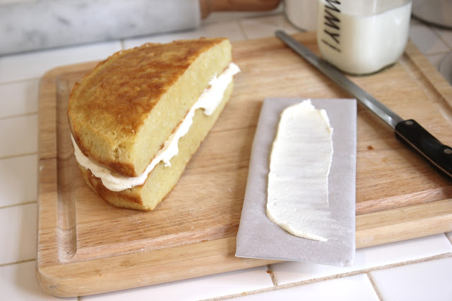 Receita de bolo de Páscoa forma de coelho esmalte de manteiga e cole as metades
