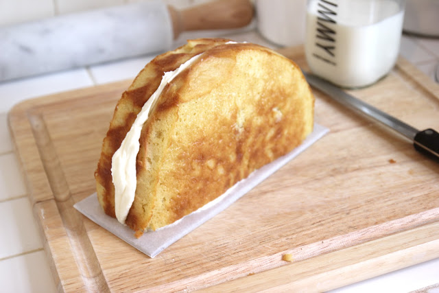 Ideia de bolo de coelhinho de bolo de Páscoa assando coco e abacaxi