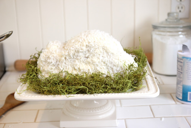 Receita de bolo de Páscoa decoração em forma de coelho grama escondida