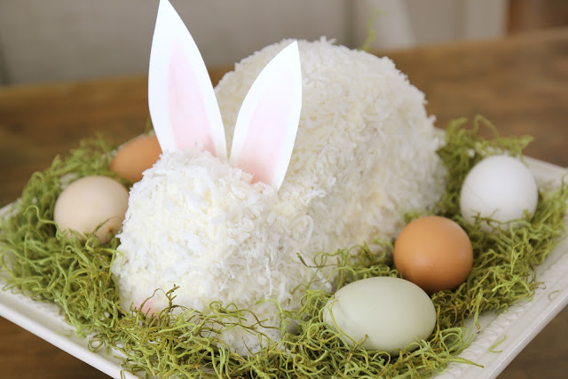 Receita de bolo de Páscoa coelho em forma de coco desidratado decoração de ovos