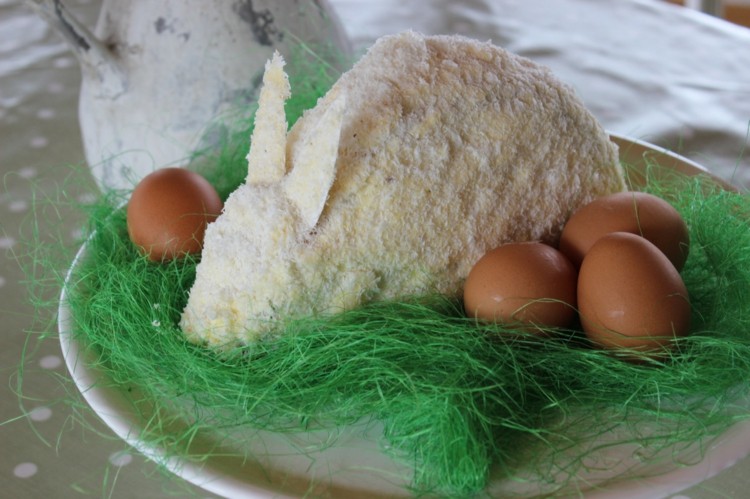 Receita de bolo de páscoa ovos de páscoa ninho de grama artificial prato verde