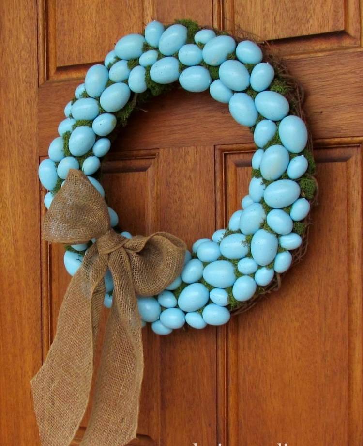 easter-craft-ideas-make-porta-guirlanda-decoração-ovos-pequeno-azul-musgo-fita