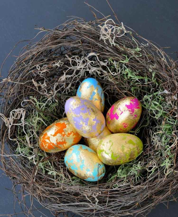 Easter nest-tinker-faça-você-mesmo-materiais-naturais-musgo-ovos-cores-ouro-mármore-efeito