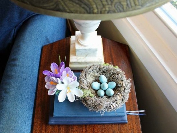Ovos de cor azul decoram mesa lateral