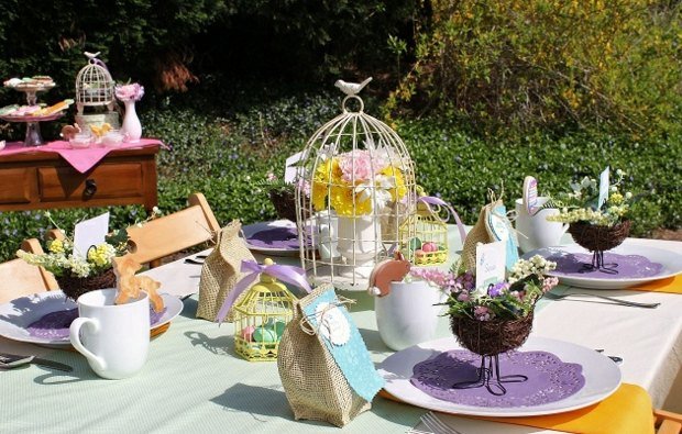 Ideias de decoração Cesta de Páscoa, cartão, flores frescas, mesa