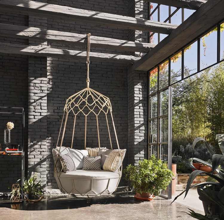 Móveis de jardim ao ar livre pendurados cadeira-moldura bege-terraço-parede de tijolos