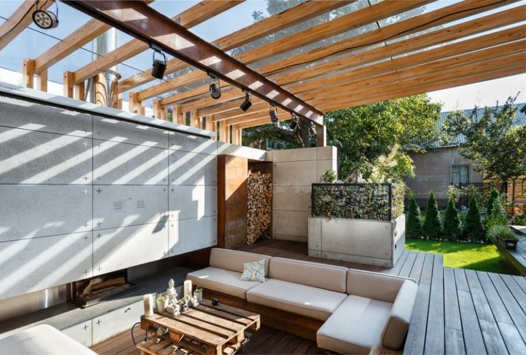 lounge outdoor pergola design vigas de madeira plantas de plexiglass
