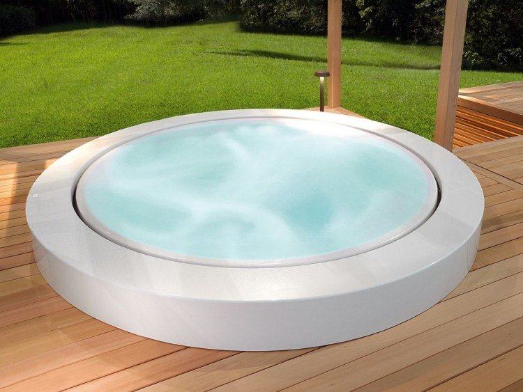 Hidromassagem ao ar livre -minipool-abobrinha-redondo-branco-piso de madeira-externo-luxo