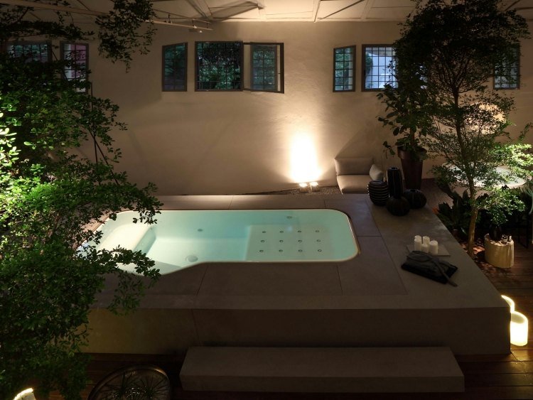 Hidromassagem ao ar livre -pool-distante-abobrinha-noite-romance-velas-plantas-ao ar livre
