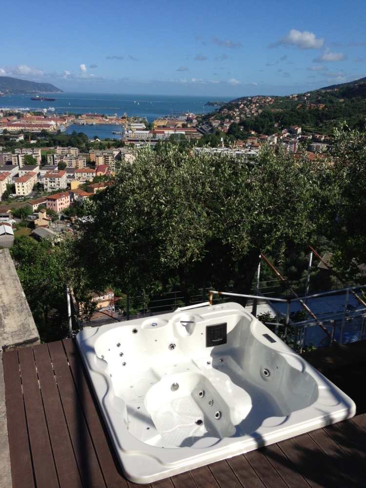 Hidromassagem ao ar livre -pack-beauty-luxury-outdoor-luxus-spruedel-aussicht-warm