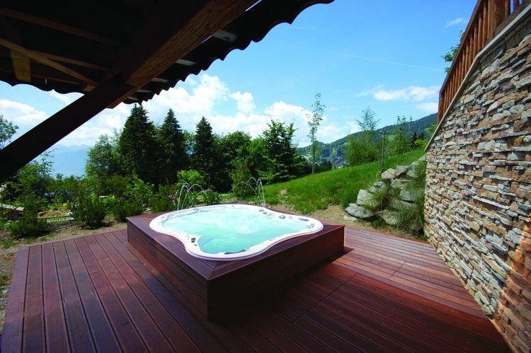 Jacuzzi-jardim-telhado-madeira-revestimento-madeira-piso-sistema de parede