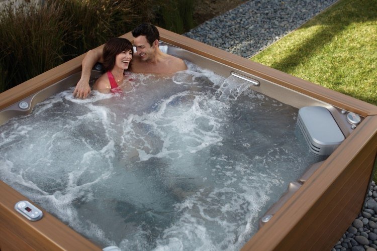 whirlpool-garden-square-wood-folclad-couple-romantic