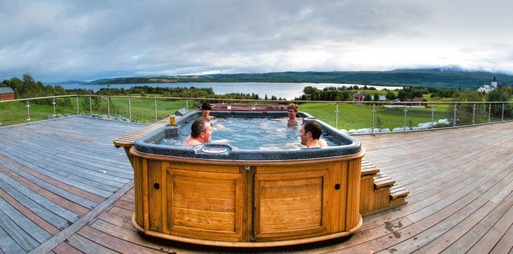 Jacuzzi-jardim-depósito-borda-piso de madeira-quatro-pessoa-vista-terraço