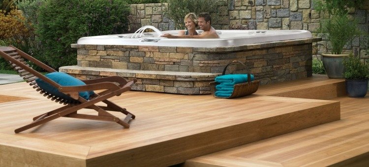 whirlpool-garden-wooden-floor-wall-rock-couple-deco-lounger-toalhas