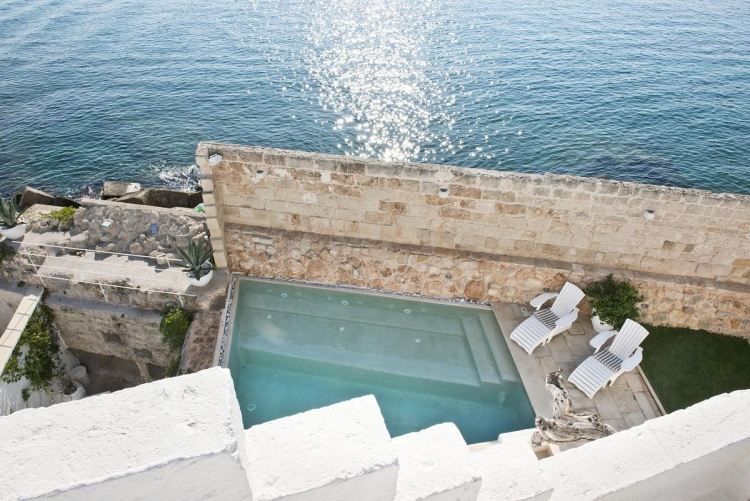 hidromassagem-jardim-parede-mar-deitado-branco-férias