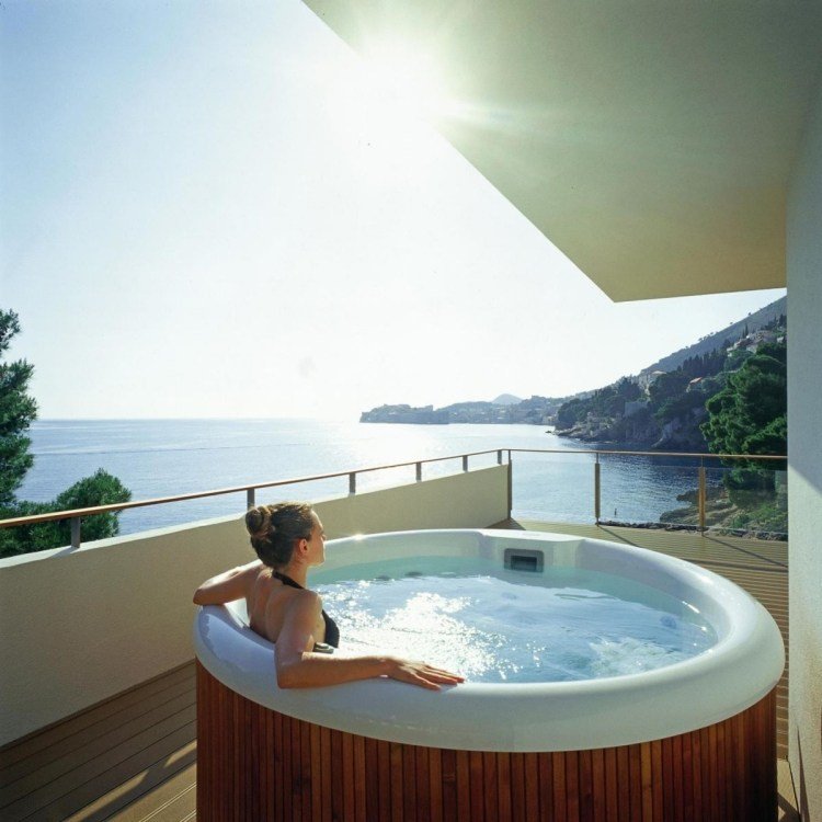 whirlpool-garden-vacation-round-wood-clad-view-luxury