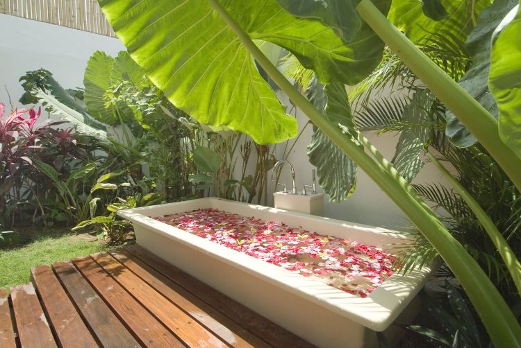 whirlpool-garden-wood-floor-tub-white-palm-plants-gramado