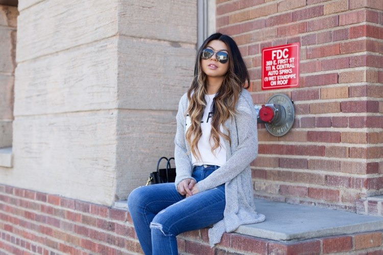 outfit-ideas-cardigans-oversize-grey-fine-knit-jeans-brick wall-sunglasses