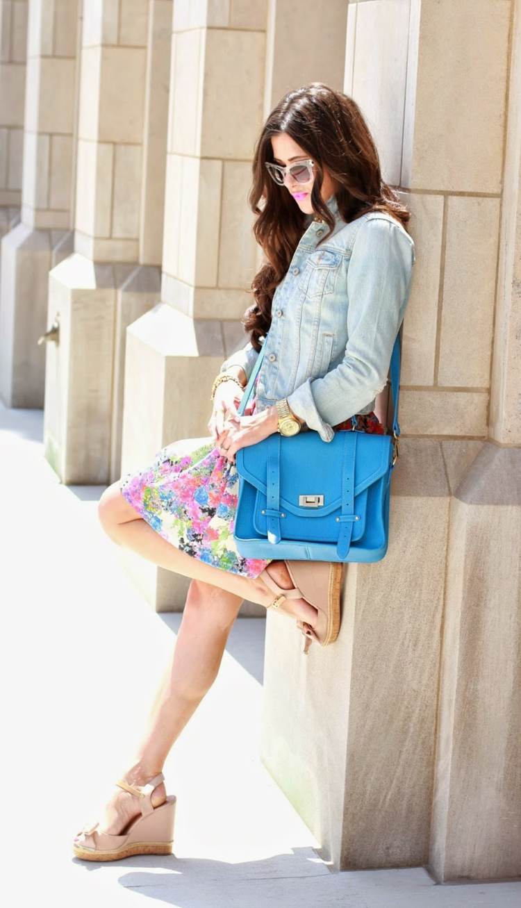 vestido de flores coloridas com jaqueta jeans e roupas para mochila escolar azul