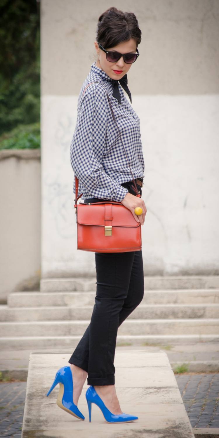 roupa escolar azul, salto alto, blusa de bolso vermelha