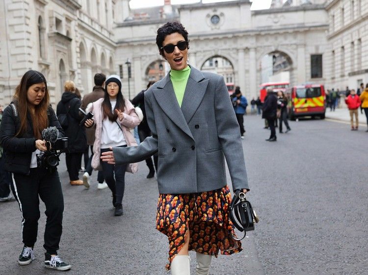 Blazers de tamanho grande combinam tendência de moda de roupas grandes