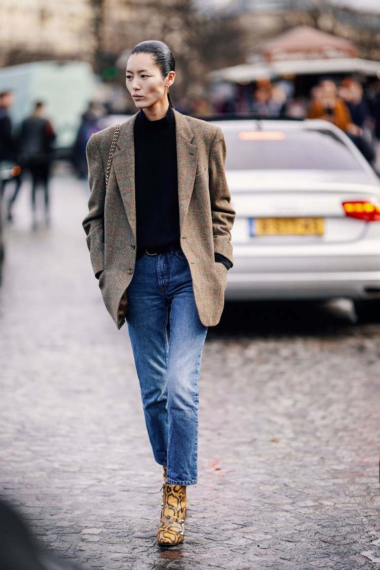 As tendências de jeans 2021 combinam blazers grandes