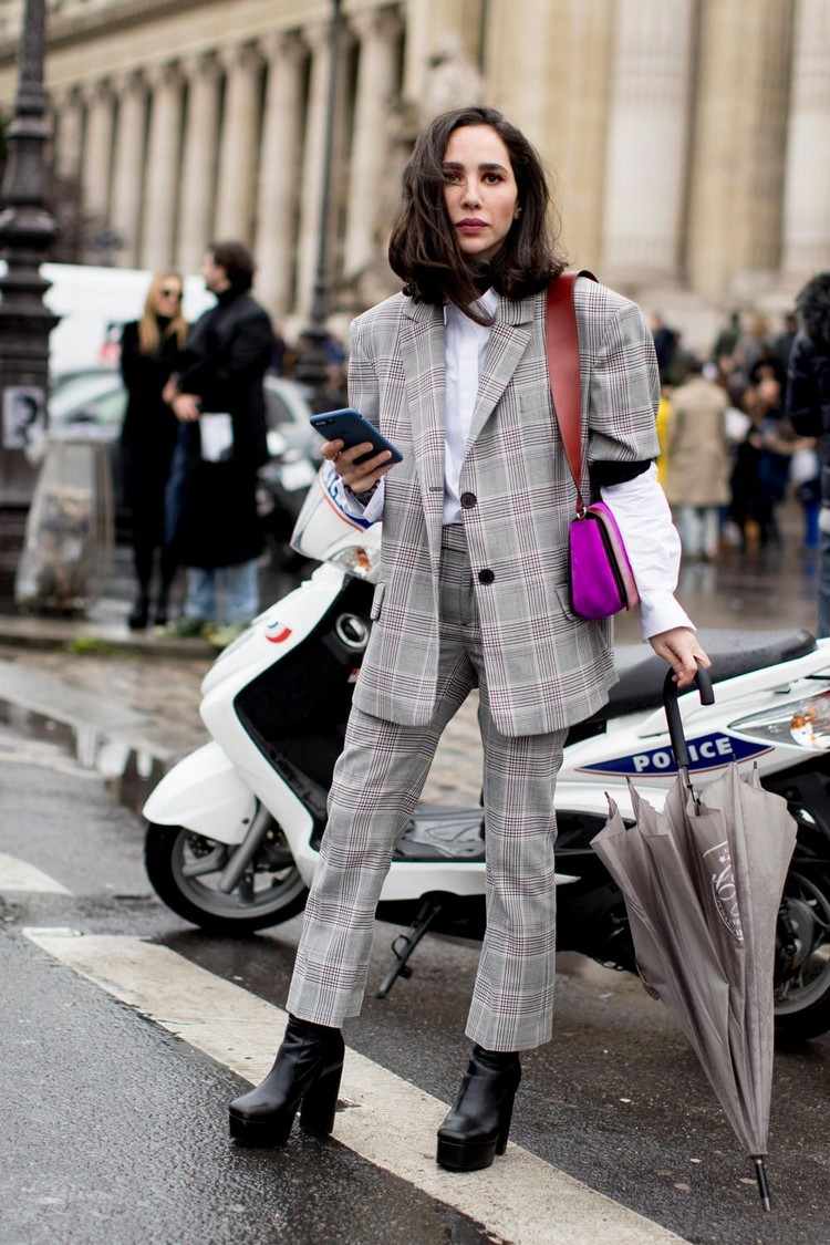 A tendência da moda primavera de vestidos de negócios para 2021 combinam blazers grandes