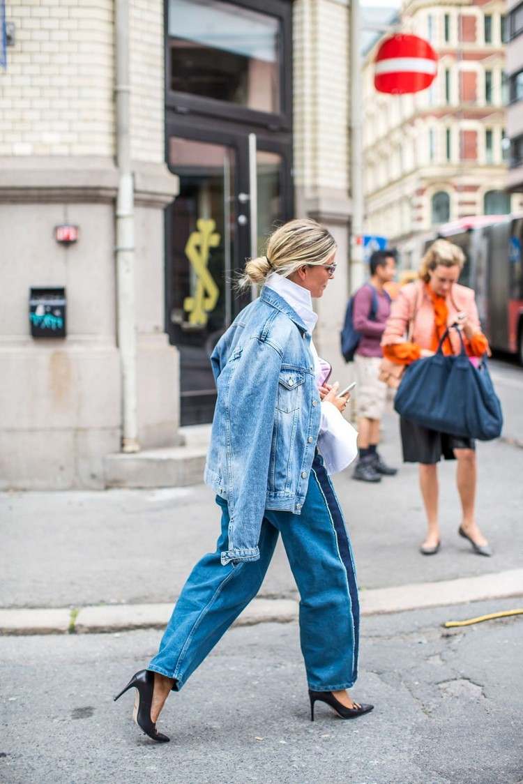 Jaqueta jeans extragrande combinada com jeans mamãe tendência da moda primavera 2021