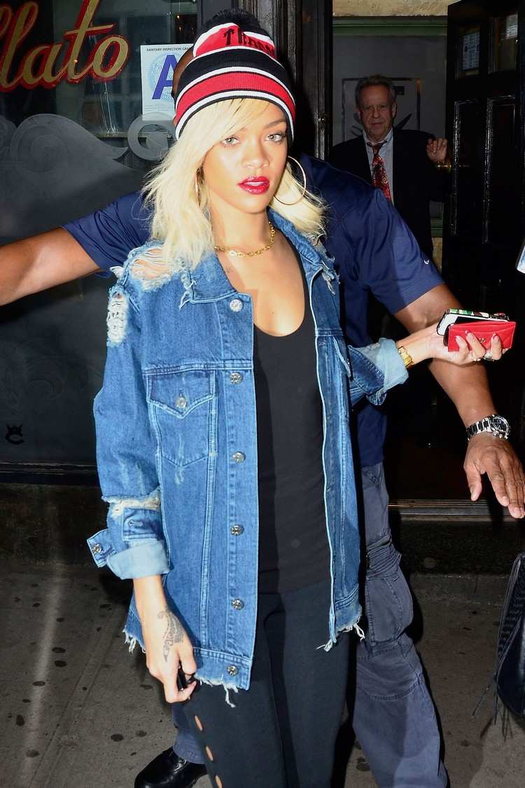 calças pretas com jaqueta jeans oversize combinam roupas da Rihanna